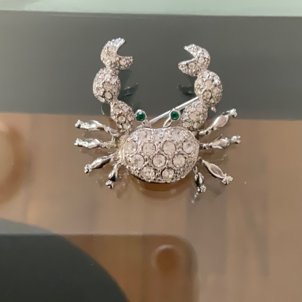 Crab ladies pin